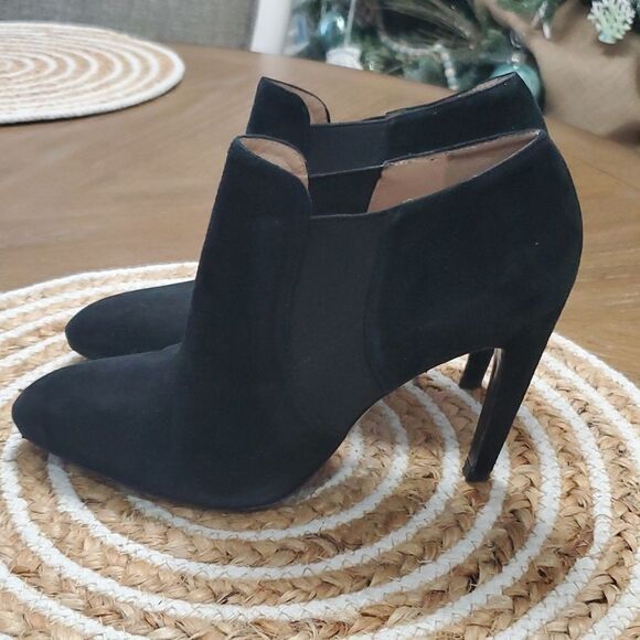 Via Spiga Luxe Suede Black Ankle Booties, Size 6 - Picture 4 of 13